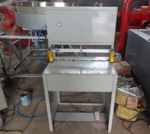 Semi-automatic cashew cracking machine