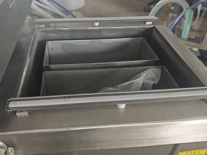 Vacuum packaging machine for cashews