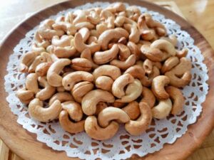 Is The Brown Skin Of Vietnamese Cashew Nuts Edible? 2 Cashew nuts