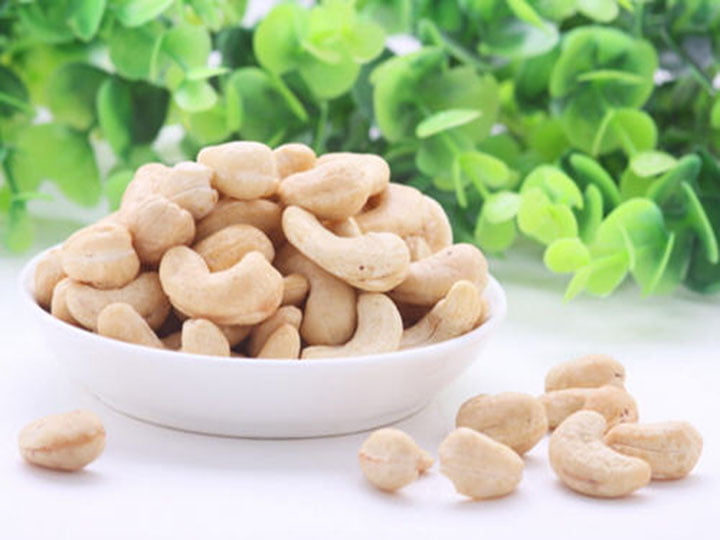 Exploring Modern Cashew Nut Roaster Machine 3 Cashew nuts processed by cashew nut roasting machine
