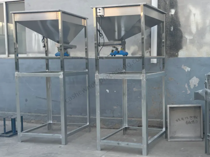 Automatic weighing hopper for precise feeding