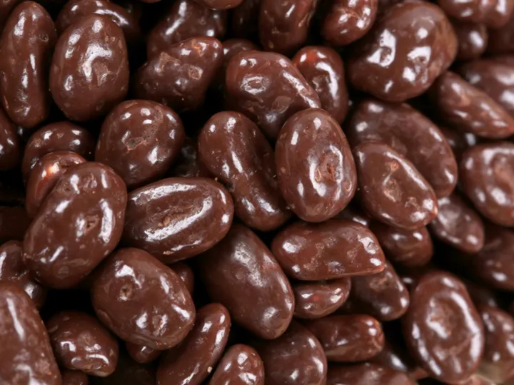 Línea de producción de cacahuete recubierto de Shuliy: De cacahuetes crudos a snacks crujientes 3 Snack de cacahuetes cubiertos de chocolate